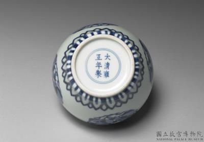 图片[3]-Lidded jar with auspicious symbols of happiness and longevity in underglaze blue, Qing dynasty, Yongzheng reign (1723-1735)-China Archive